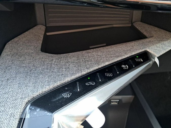 Peugeot 5008, Peugeot 5008 5008 ALLURE Hybrid 145 e-DCS6, barva modrá