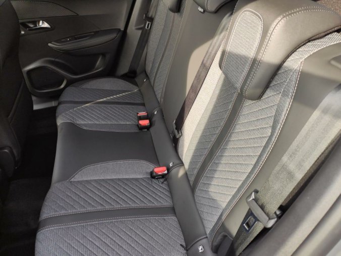Peugeot 2008, Peugeot 2008 ALLURE 1.2 136k HY AUTOMAT, barva šedá