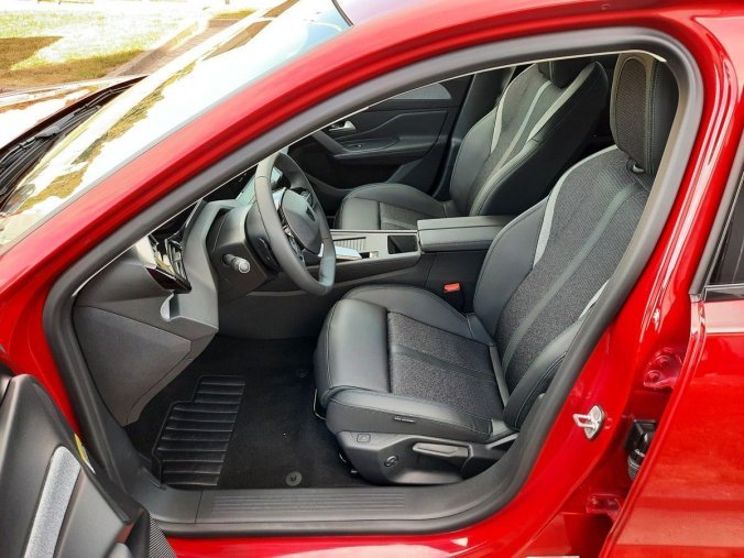 Peugeot 408, Peugeot 408 ALLURE Hybrid 145 e-DCS6, barva červená