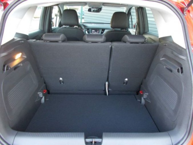 Volvo XC40, B3 2.0L 163 HP AT7 FWD CORE, barva stříbrná
