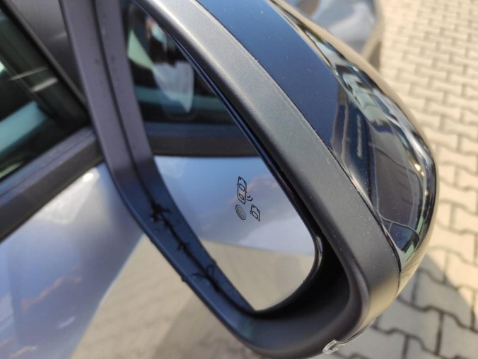 Peugeot 2008, Peugeot 2008 ALLURE 1.2 100k MAN6 2x kamera, barva stříbrná