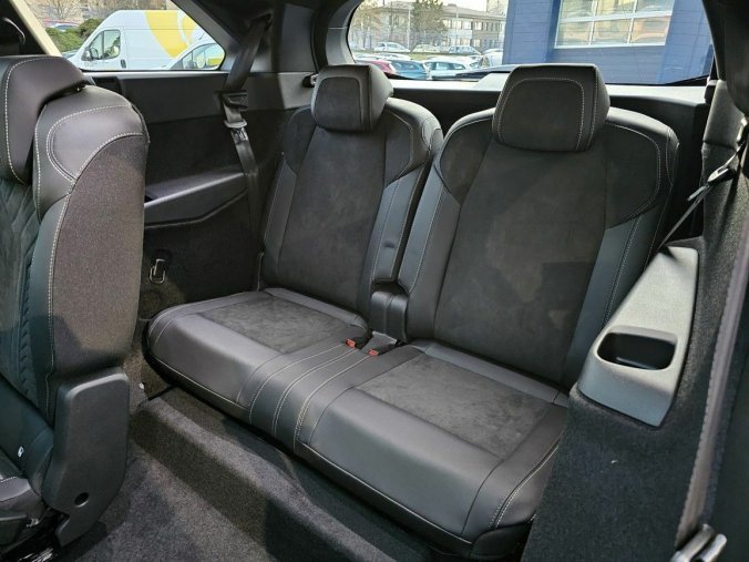 Peugeot 5008, Peugeot 5008 GT Hybrid 145 e-DCS6, barva šedá