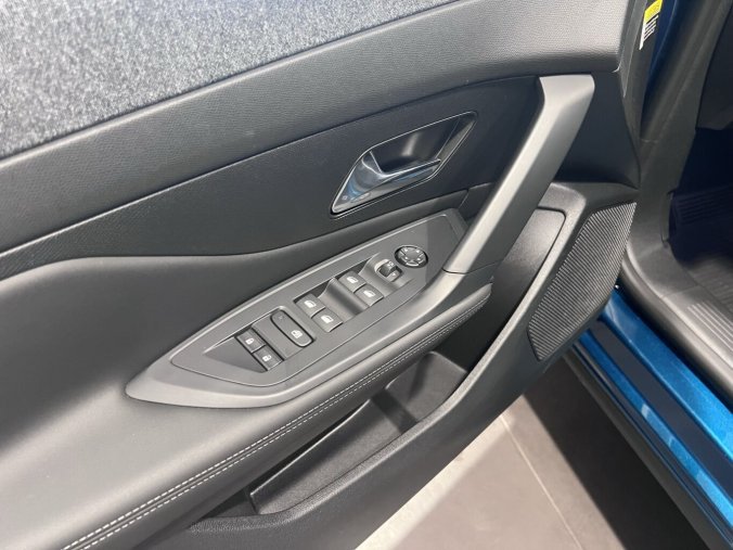 Peugeot 408, Peugeot 408 ALLURE Hybrid 136 e-DCS6, barva modrá