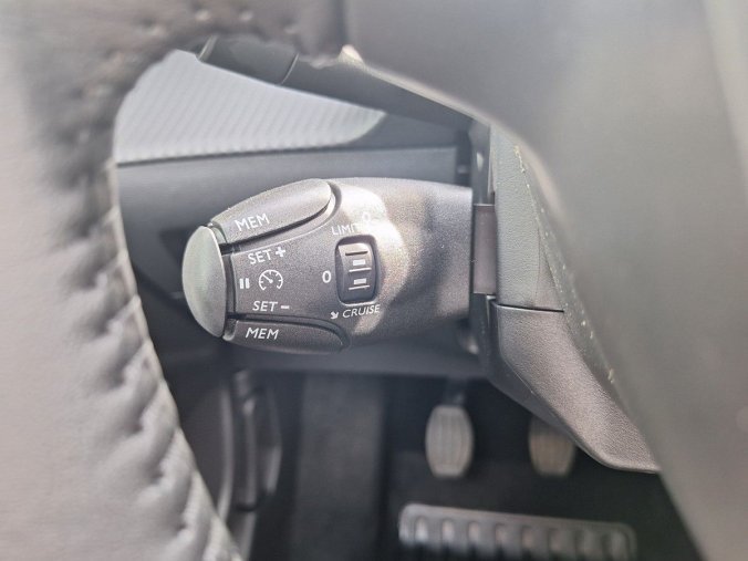 Peugeot 2008, Peugeot 2008 STYLE 1.2 PT 100k MAN6, barva šedá