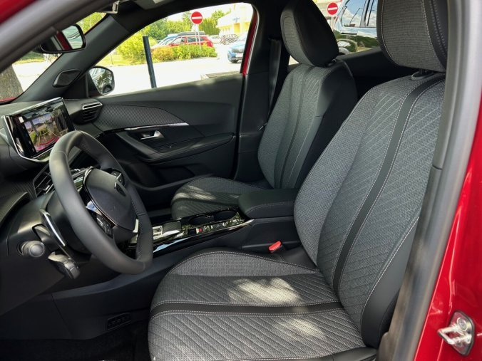 Peugeot 2008, Peugeot 2008 ALLURE Hybrid 145 e-DCS6, barva červená