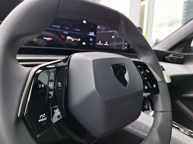 Peugeot 5008, Peugeot 5008 ALLURE Hybrid 145 e-DCS6, barva šedá