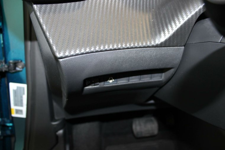 Peugeot 2008, Peugeot 2008 ALLURE Hybrid 136 e-DCS6, barva modrá