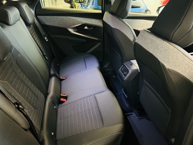 Peugeot 3008, Peugeot 3008 ALLURE Hybrid 145 e-DCS6, barva modrá