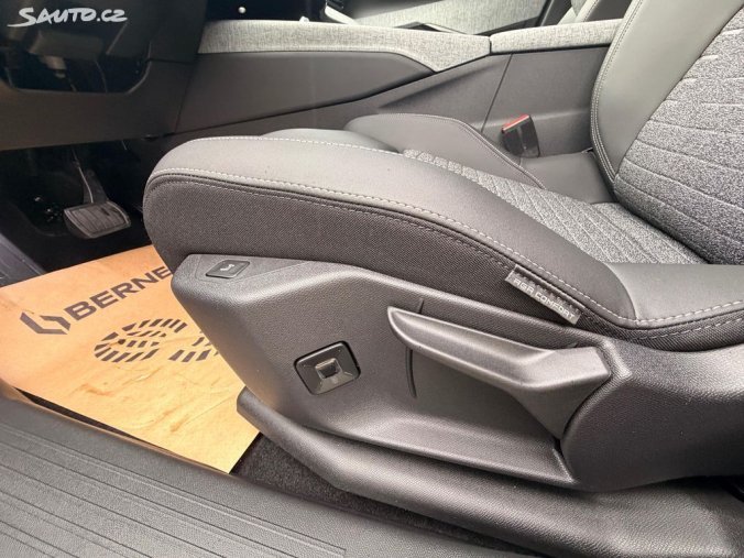 Peugeot 5008, Peugeot 5008 ALLURE Hybrid 145 e-DCS6, barva modrá