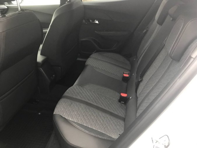 Peugeot 2008, Peugeot 2008 ALLURE Hybrid  1,2 145 e-DCS6, barva bílá