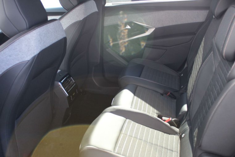 Peugeot 5008, Peugeot 5008 ALLURE Hybrid 145k e-DCS6, barva modrá