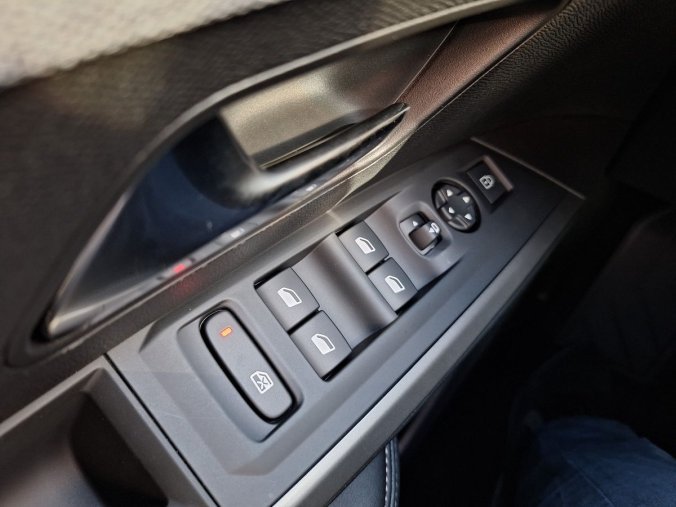 Peugeot 5008, Peugeot 5008 ALLURE Hybrid 145 e-DCS6, barva bílá