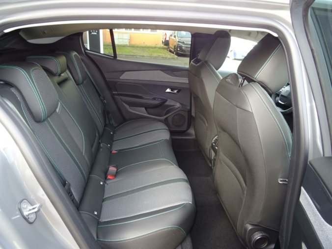 Peugeot 408, Peugeot 408 ALLURE Hybrid 145k e-DCS6, barva šedá