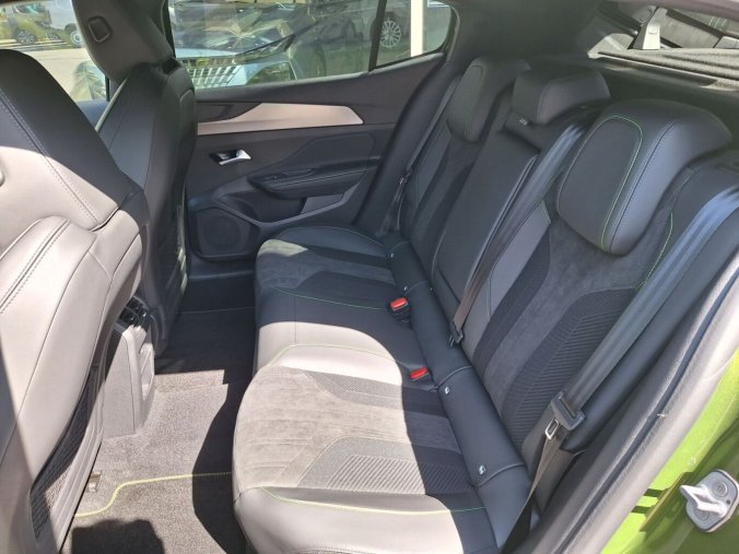 Peugeot 408, Peugeot 408 GT Hybrid 145 e-DCS6, barva zelená