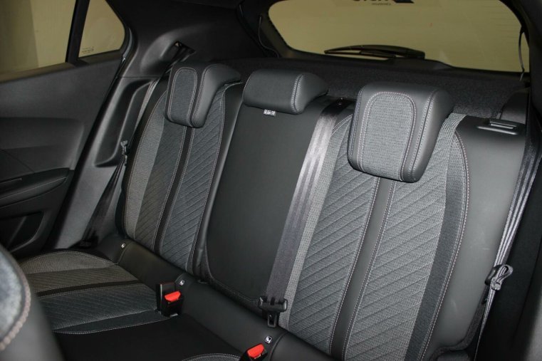 Peugeot 2008, Peugeot 2008 ALLURE Hybrid 136 e-DCS6, barva šedá