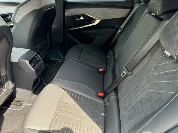 Peugeot 3008, Peugeot 3008 E-GT, barva bílá
