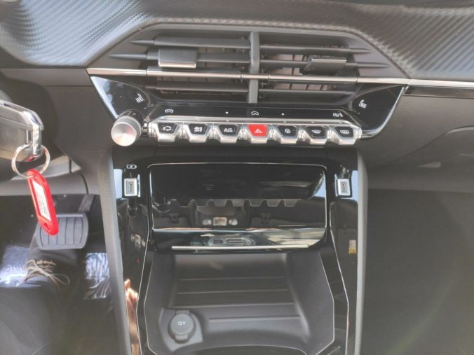Peugeot 2008, Peugeot 2008 ALLURE 1.2 136k HY AUTOMAT, barva červená