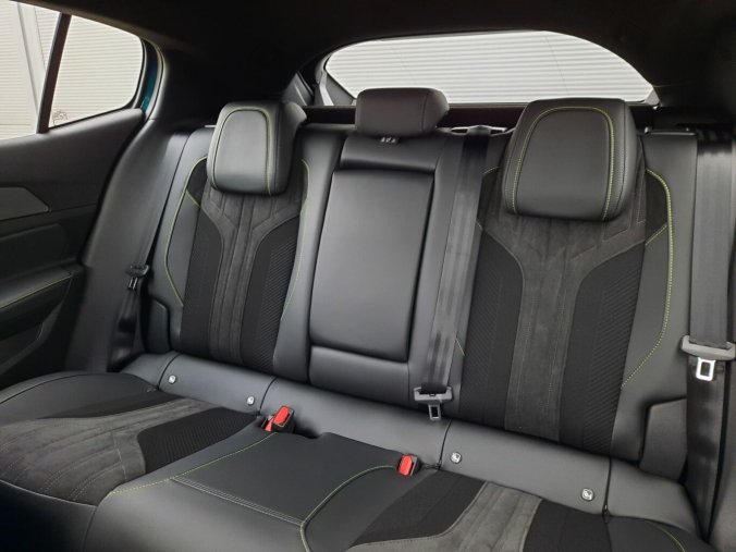 Peugeot 408, Peugeot 408 GT Hybrid 136 e-DCS6, barva modrá