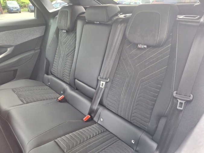 Peugeot 3008, Peugeot 3008 GT Hybrid 145 e-DCS6, barva šedá