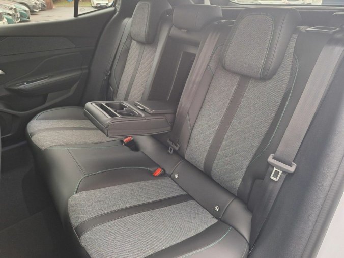 Peugeot 408, Peugeot 408 ALLURE Hybrid 145 e-DCS6, barva bílá