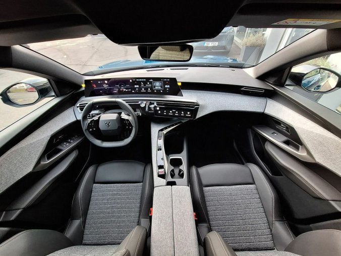 Peugeot 5008, Peugeot 5008 ALLURE Hybrid 136 e-DCS6, barva modrá