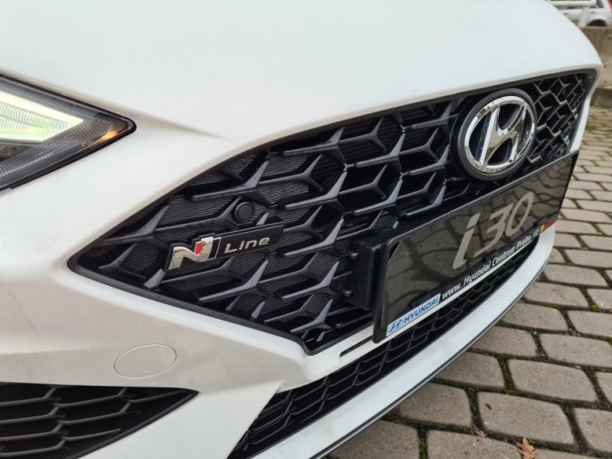Hyundai i30, 1,5 T-GDI 117 kW iMT MHEV, barva bílá
