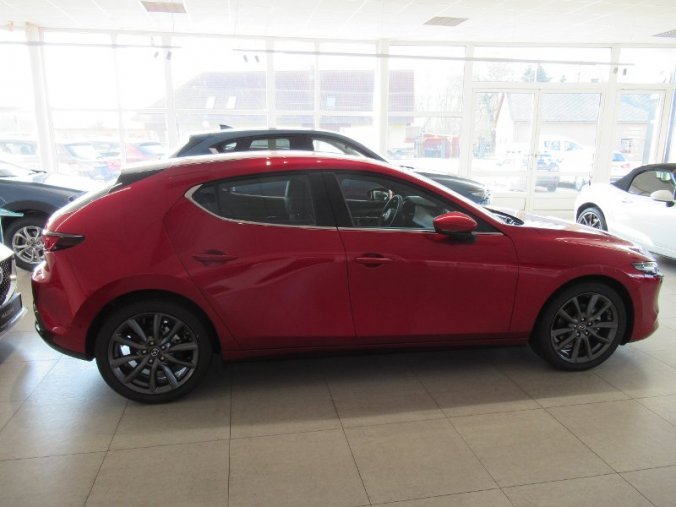 Mazda 3, skyactive G122, barva černá
