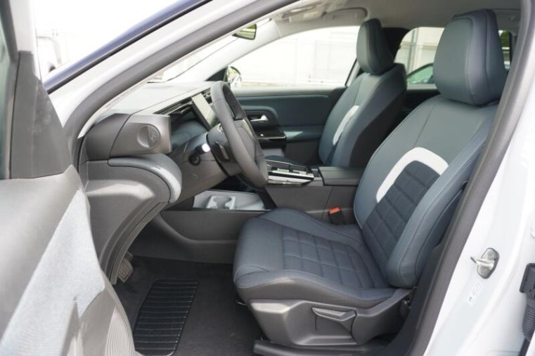Citroën C5 Aircross, PLUS Hybrid 145k Automatic, barva bílá