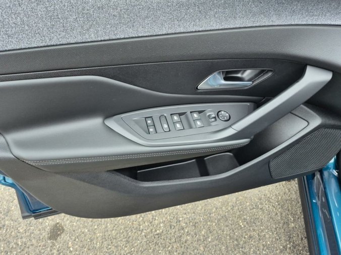 Peugeot 408, Peugeot 408 ALLURE Hybrid 136 e-DCS6, barva modrá
