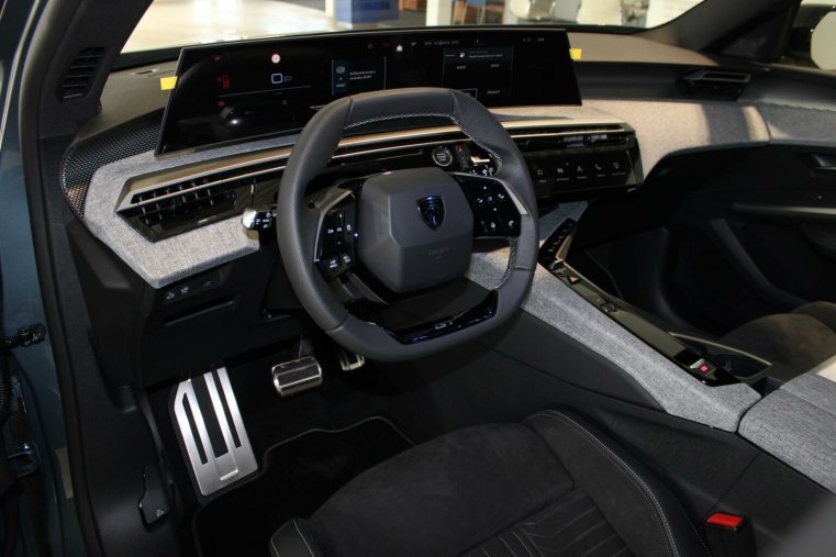 Peugeot 5008, Peugeot 5008 GT Hybrid 136 e-DCS6, barva modrá