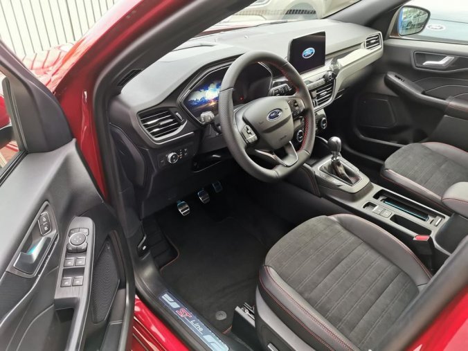 Ford Kuga, ST-Line X, 5dveřová, 1.5 EcoBoost 110 kW/150 k, 6st. manuální, barva červená