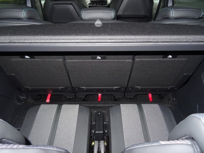 Peugeot 5008, Peugeot 5008 ALLURE BlueHDi 130k EAT8, barva stříbrná