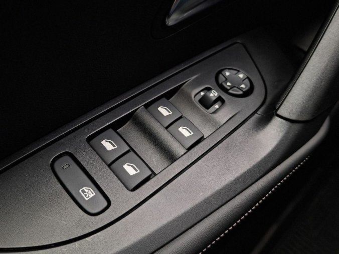 Peugeot 2008, Peugeot 2008 ALLURE Hybrid 145 e-DCS6, barva šedá