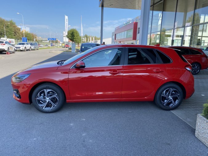 Hyundai i30, 1,5i 81 kW MT, barva červená