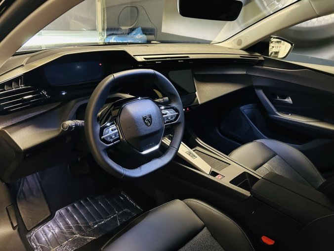 Peugeot 408, Peugeot 408 ALLURE Hybrid 145 e-DCS6, barva černá