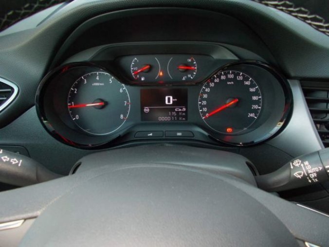 Volvo XC40, B3 2.0L 163 HP AT7 FWD CORE, barva stříbrná