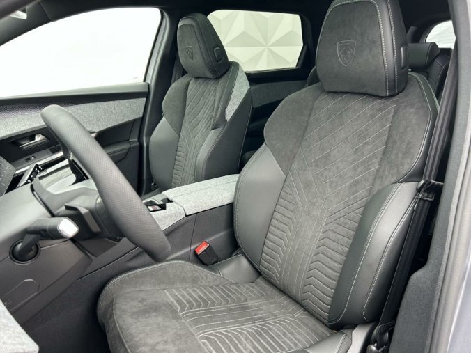 Peugeot 5008, Peugeot 5008 GT Hybrid 145 e-DCS6, barva stříbrná