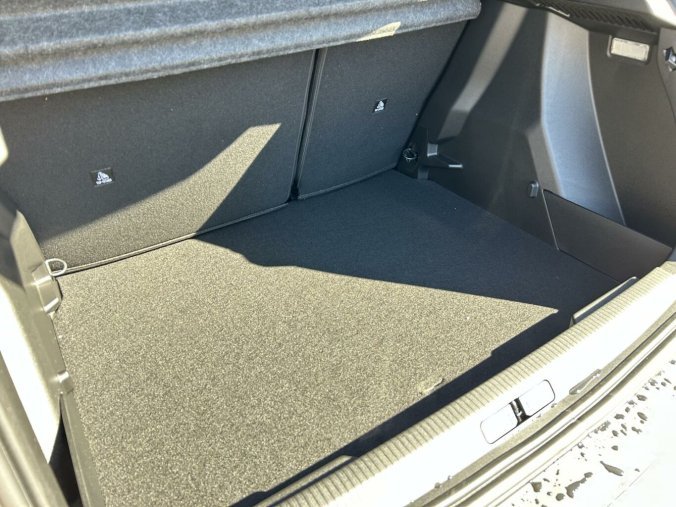 Peugeot 2008, Peugeot 2008 ALLURE Hybrid 136 e-DCS6, barva červená