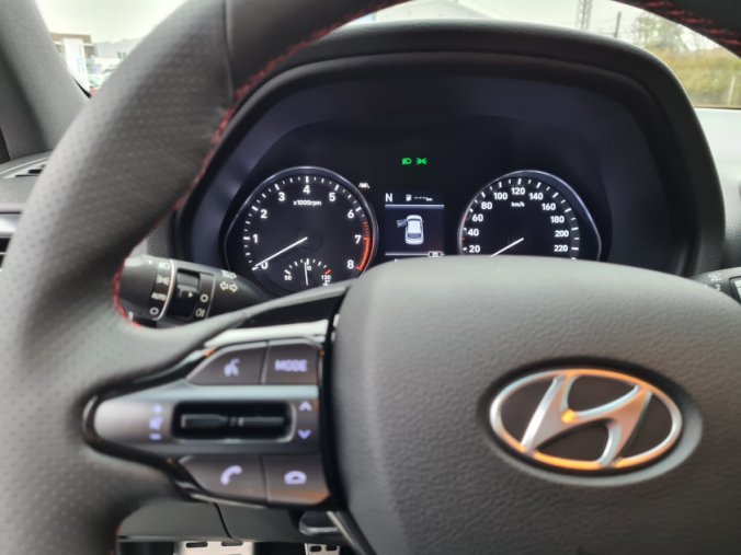 Hyundai i30, 1,5 T-GDI 117 kW iMT MHEV, barva bílá