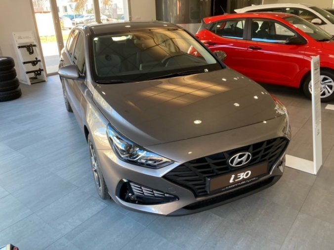 Hyundai i30, 1,5i CVVT 81 kW (95 NAT) 6 st. man, barva bronzová