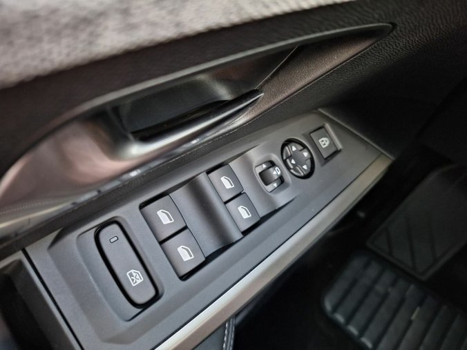 Peugeot 3008, Peugeot 3008 ALLURE Hybrid 145 e-DCS6, barva modrá