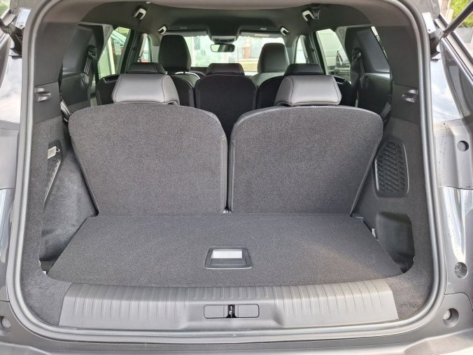 Peugeot 5008, Peugeot 5008 ALLURE Hybrid 145 e-DCS6, barva šedá