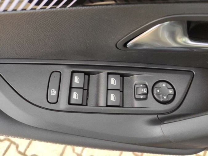 Peugeot 2008, Peugeot 2008 ALLURE 1.2 136k HY AUTOMAT, barva šedá