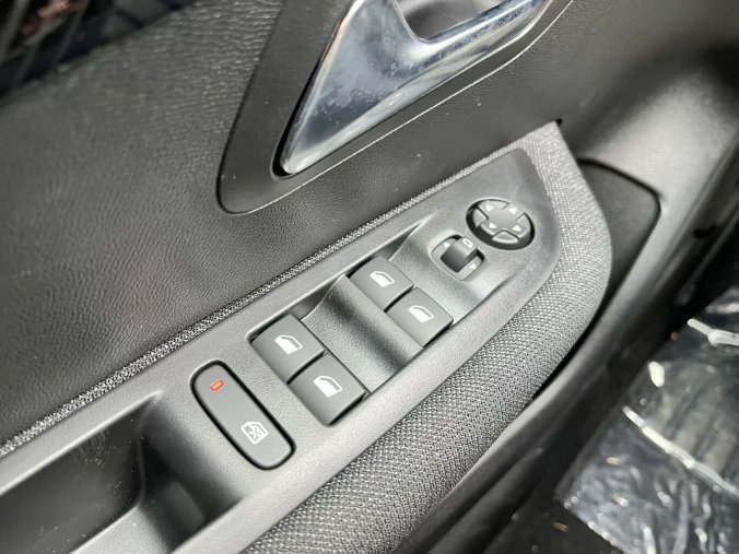 Peugeot 208, Peugeot 208 STYLE PureTech 100k MAN6, barva černá