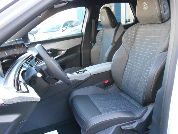 Peugeot 3008, Peugeot 3008 GT Hybrid 136 e-DCS6, barva bílá