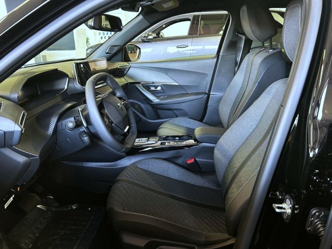 Peugeot 2008, Peugeot 2008 ALLURE Hybrid 145 e-DCS6, barva černá