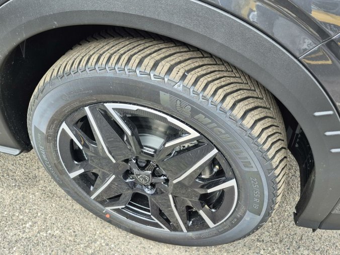 Peugeot 5008, Peugeot 5008 ALLURE Hybrid 145 e-DCS6, barva šedá