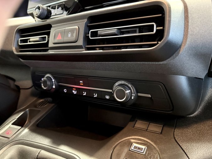 Peugeot Rifter, Peugeot Rifter ALLURE 110k, Benzin, 7 let záruka, barva zelená