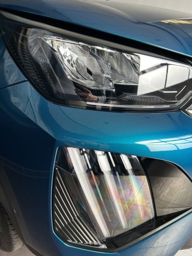 Peugeot 2008, Peugeot 2008 ALLURE Hybrid 110 e-DCS6, barva modrá