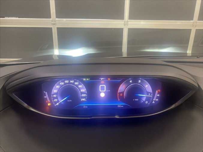 Peugeot 5008, Peugeot 5008 1,5   ALLURE PACK 130k EAT8, barva šedá
